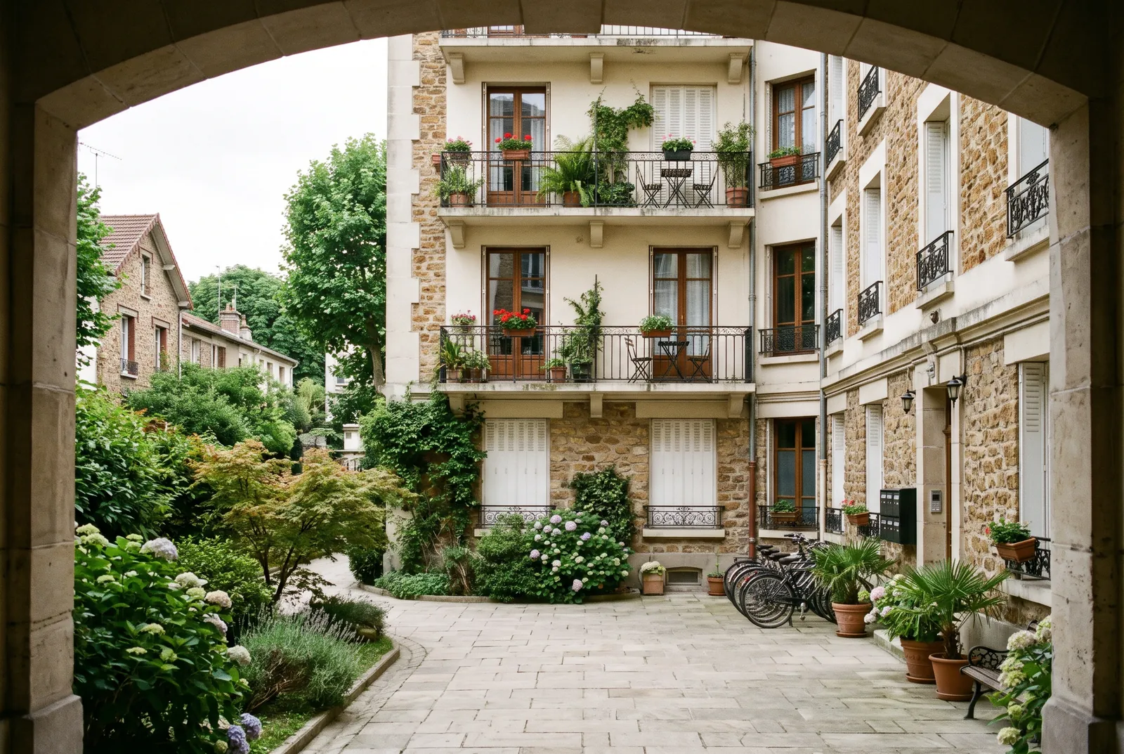 Cour intérieure d'un immeuble au Perreux